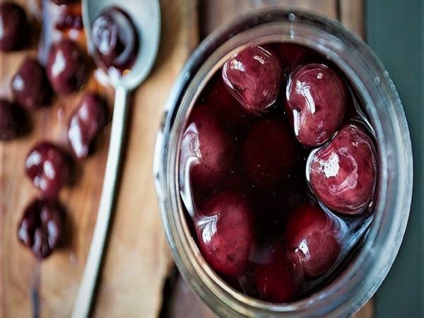 2 طرز تهیه ترشی آلبالو ملس با سرکه و رب انار در 30 دقیقه
